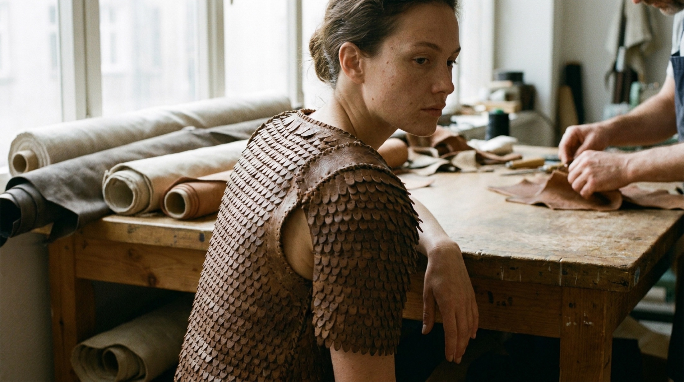 Bottega Veneta tarzı örgülü intrecciato deri doku, altın kahve tonları yakın çekim