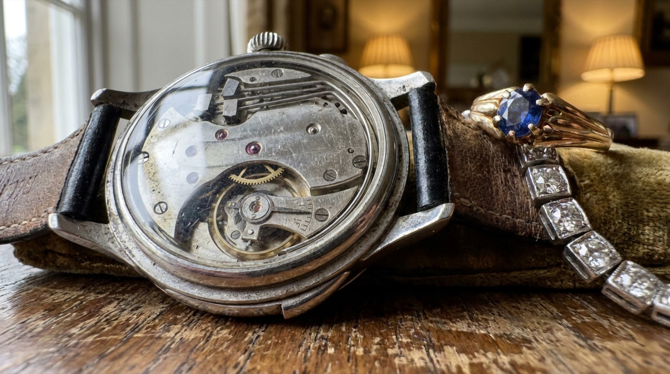 Minute repeater mekanizmasının yakın çekimi, iki gong ve rack and snail sistemi görünüyor