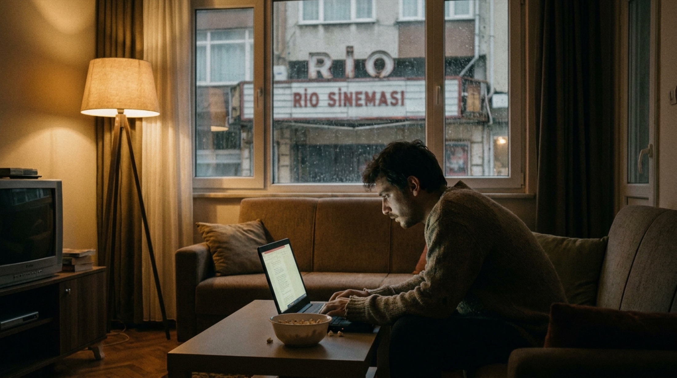 Boş bir sinema salonunda perdede yansıyan mavi projeksiyon ışığı, sıra sıra koltuklar