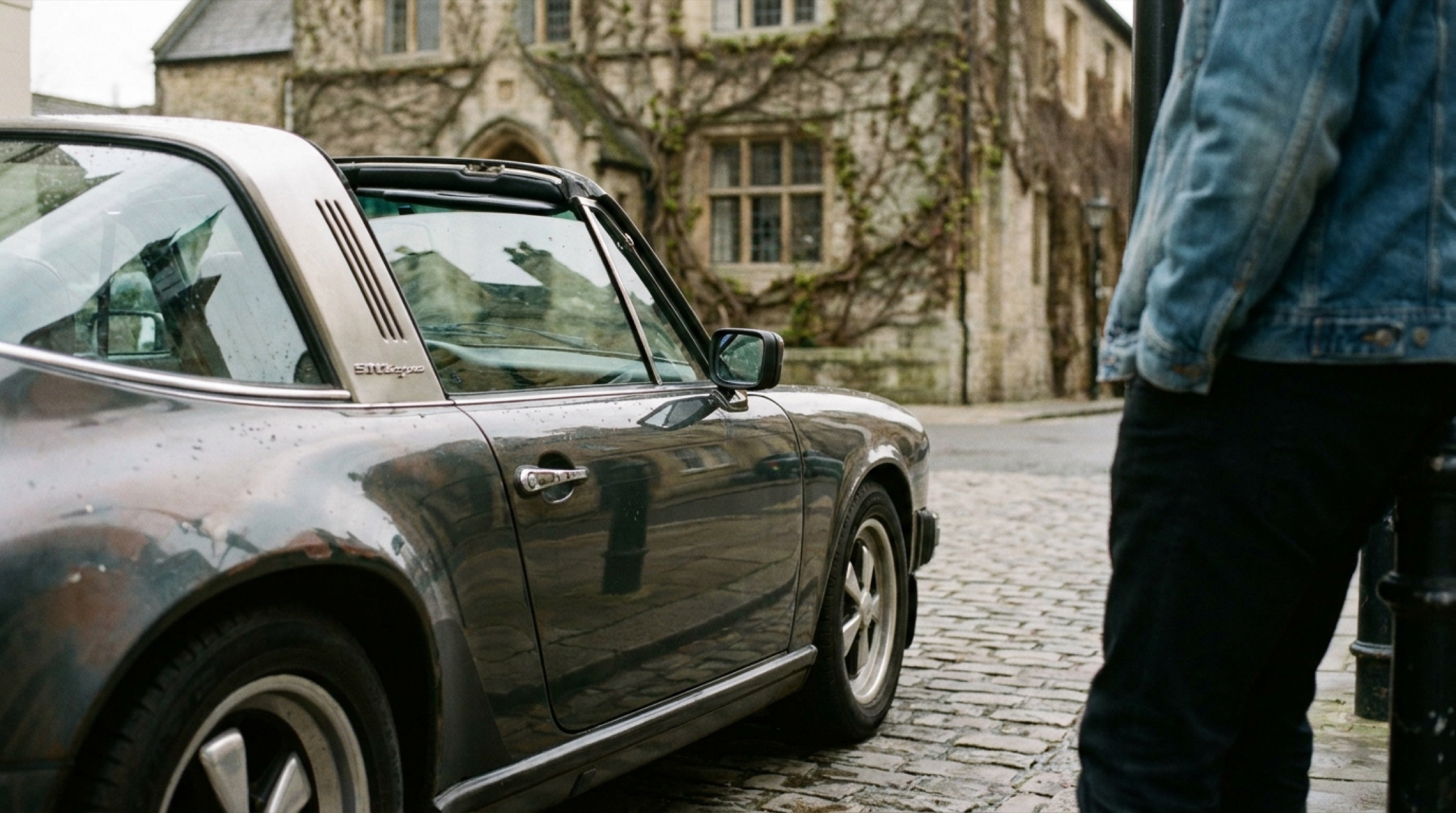 Restomod edilmiş klasik muscle car, modern jantlar ve orijinal kaportayla sergi alanında duruyor